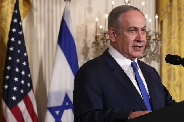 在被问及两国并存方案时，以色列总理内塔尼亚胡说，他想把重点放在"实质"而不是"标签"上。