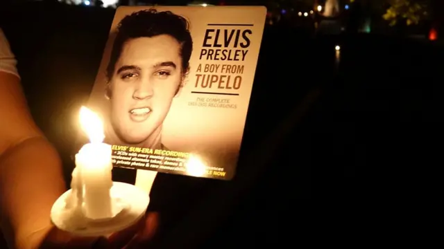 أضاء جمهور الشموع لإحياء ذكرى ألفيس بريسلي