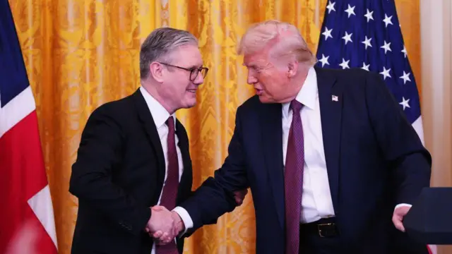 El primer ministro británico, Keir Starmer, y el presidente estadounidense, Donald Trump, se dan la mano en una conferencia de prensa conjunta en el East Room de la Casa Blanca el 27 de febrero de 2025 en Washington, DC.