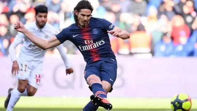 Edison Cavani akitekeleza mashambulio