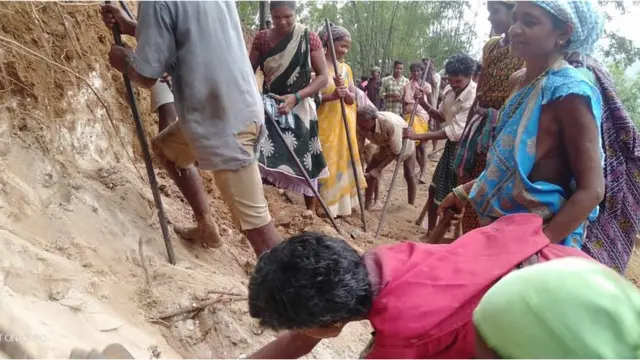 సొంతంగా రోడ్డు వేసుకుంటున్న గిరిజనులు