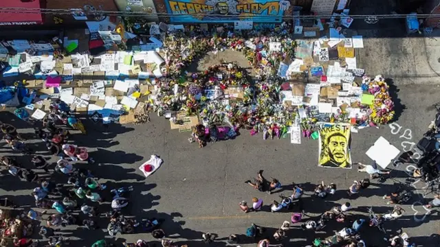 Pessoas se reúnem no local onde Floyd foi morto