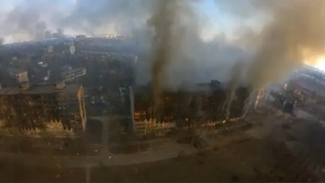 Десятки тысяч мирных жителей остаются в осажденном Мариуполе