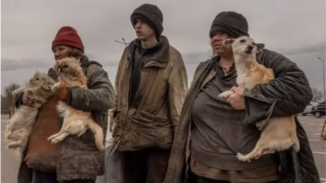 ঝাপরোজ্জিয়ায় ইভাকুয়েশন পয়েন্টে অপেক্ষারত একটি পরিবার।