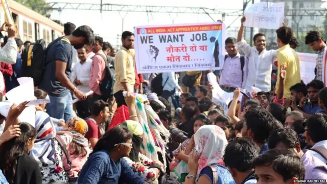 मुंबईत मांटुगा-दादर स्थानकादरम्यानच्या रेलरोकोची क्षणचित्रे