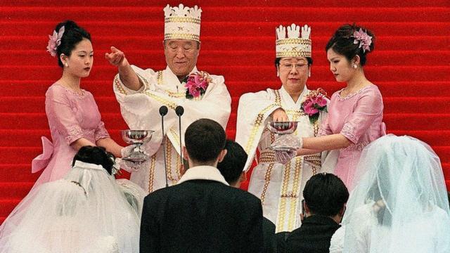 O reverendo Moon e a esposa oficializando um casamento coletivoapostas online sao permitidas no brasilSeulapostas online sao permitidas no brasil2000