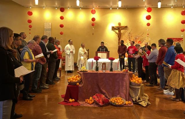 Thánh lễ đón giao thừa với nhiều sắc dân tại nhà nguyện ở Berkeley, California 
