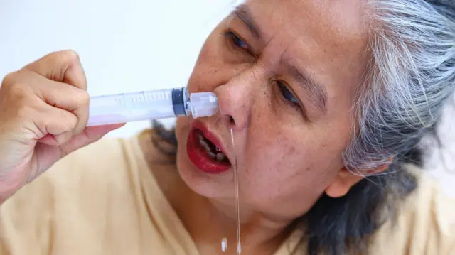 नाक स्वच्छ करण्यासाठी वापरल्या जाणाऱ्या उपकरणांमुळे (नेझल इरिगेशन सिस्टिम्स) नेग्लेरिया फाउलेरीला मेंदूपर्यंत पोहोचण्याचा एक सोपा मार्ग मिळू शकतो.
