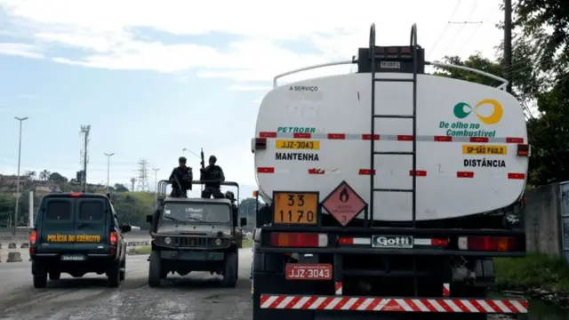 Militares fazem escoltaestrelabet logincaminhãoestrelabet logingasolina