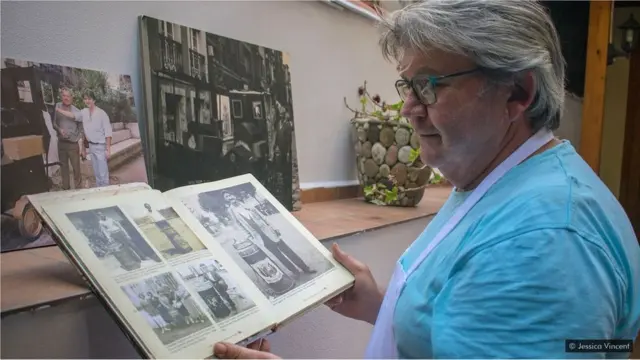 પલાયો જુગારના ચક્ર સાથે બાર્કિલોસ વેચનાર ફેરિયાની ચોથી પેઢીના સભ્ય છે.