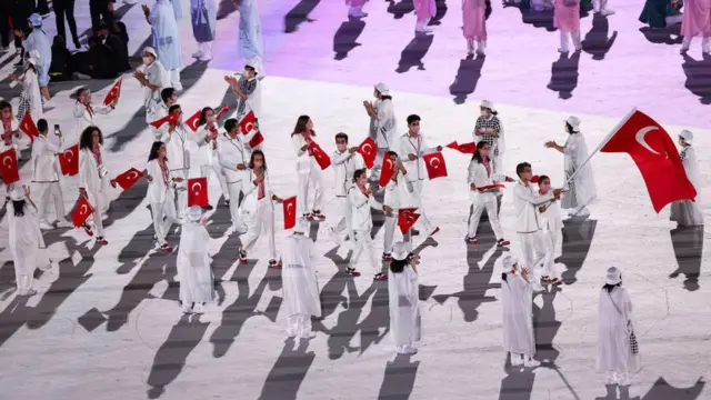 Türkiye'yi temsil edecek sporcular geçit töreninde.