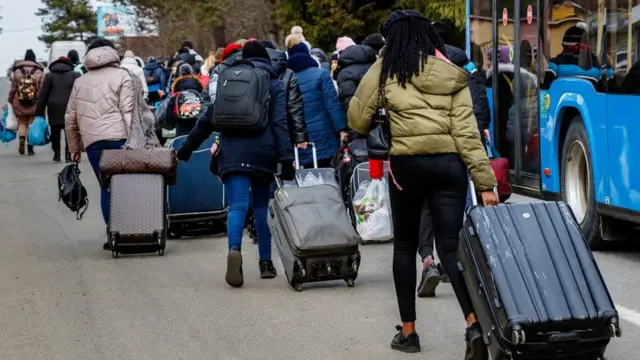 жінки на кордоні зі Словаччиною