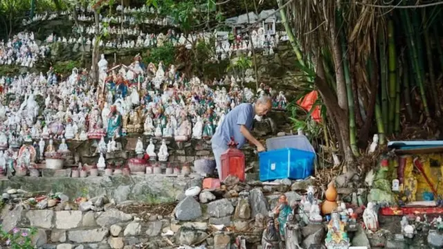 ينظف وونغ التماثيل التي يعتني بها، ويعالج أي شقوق أو كسور فيها، باستخدام أنبوب من الغِراء، يحتفظ به دائما في أحد جيوبه