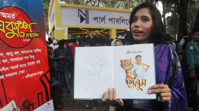 ঢাকায় সাকিব আল-হাসানের লেখা বই হাতে একজন ভক্ত, ০৫-০২-২০১৮।