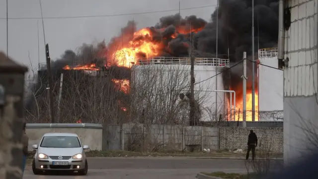 લવિવમાં આવેલ પેટ્રોલ-ડીઝલના વૅરહાઉસ પર રશિયાએ હવાઈ હુમલો કર્યો હતો. જેના પગલે લાગેલી આગ દૂરથી પણ જોઈ શકાય તેમ હતી.