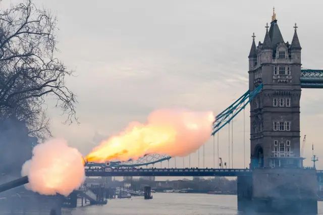 रानी एलिज़ाबेथ को 62 तोपों की सलामी