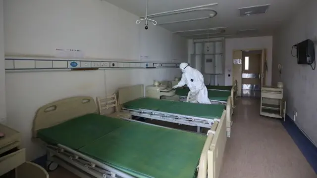 চীনের উহান শহরের একটি হাসপাতাল জীবাণুমক্ত করা হচ্ছে। এই শহরেই ভাইরাসটির প্রকোপ শুরু হয়।