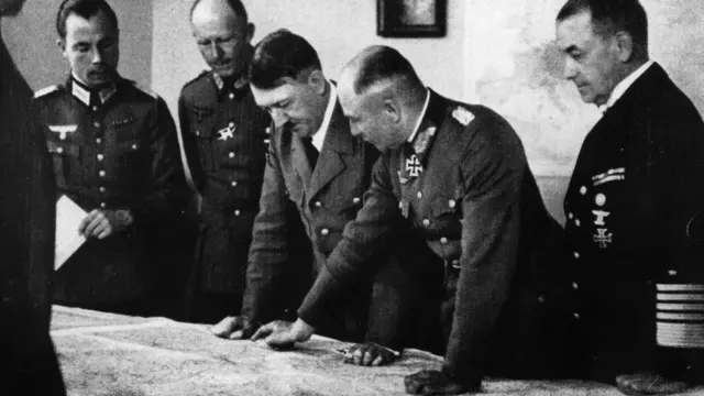 Adolfo Hitler junto a varios de sus comandantes