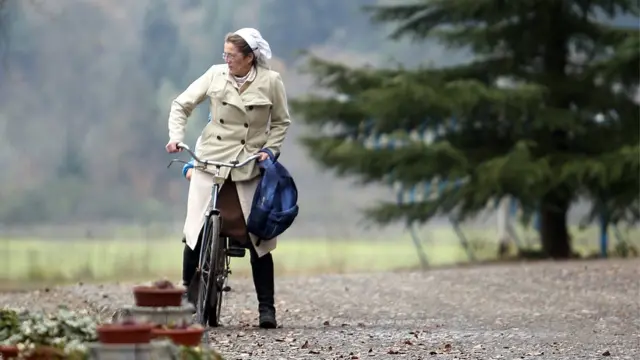 Mujer en la actual Villa Baviera.