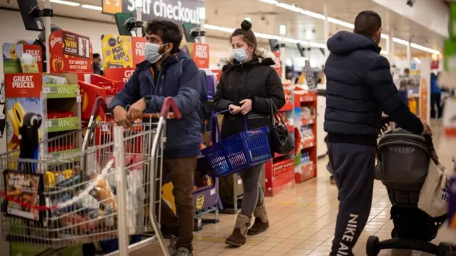 افزایش قیمت سوخت و مواد غذایی بعد از آغاز جنگ در اوکراین عامل کلیدی در تشدید تورم دربریتانیا بوده