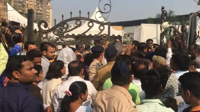 ஸ்ரீதேவியை வழியனுப்பி வைக்க காத்திருக்கும் ஆயிரக்கணக்கான ரசிகர்கள் (புகைப்படத் தொகுப்பு)