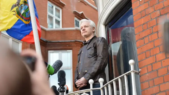 একুয়েডর দূতাবাসের ব্যালকনিতে জুলিয়ান আসঞ্জ। (ফাইল ফটো)
