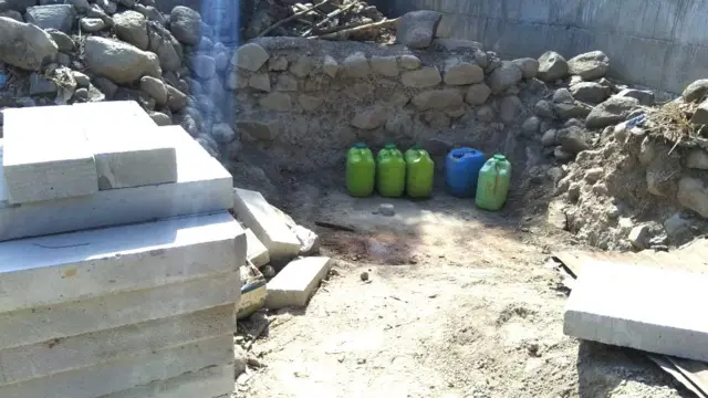 बैयुब्बी यांच्या संडासचं बांधकाम 3 महिन्यांपासून अपूर्ण आहे.