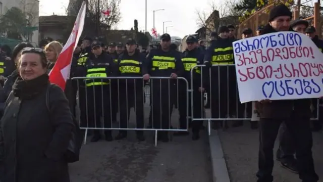 Учасники акції протесту в Телаві з плакатами