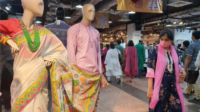 পোশাক দেখছেন এক ক্রেতা।