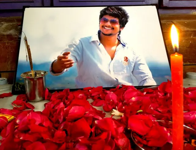 ప్రణయ్ ఫొటో వద్ద పూలు, కొవ్వొత్తి