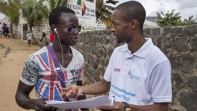 Une équipe de sensibilisation des jeunes de Marie Stopes International, une organisation spécialisée dans la santé sexuelle et reproductive et le planning familial, en visite sur l'île de N'gor à Dakar, au Sénégal, où elle offre des informations aux jeunes sur les services de santé sexuelle et reproductive, et distribue également des préservatifs.