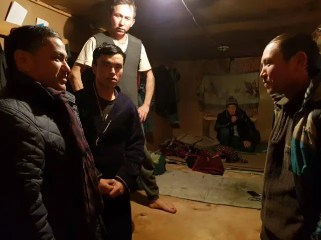 Мигрантлар орасида паспортини йўқотиб ортга қайтолмаётганларга амалий ёрдам берилади.