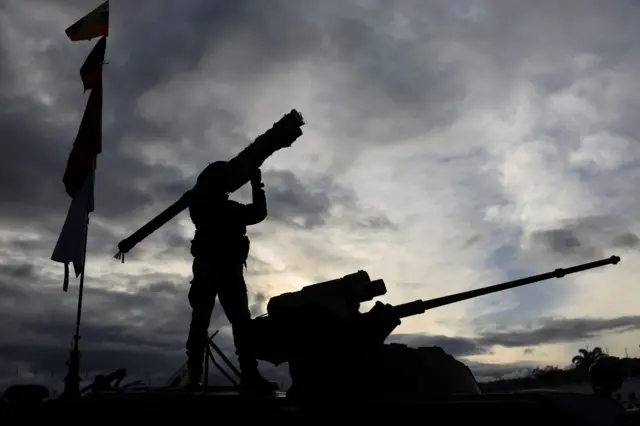 Một binh sĩ Venezuela vác tên lửa phòng không Igla-S