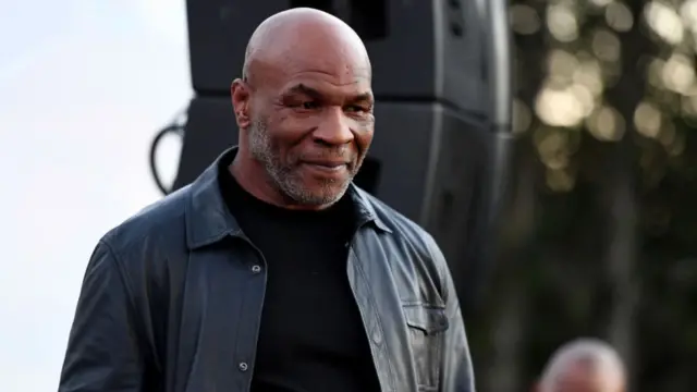 Mike Tyson Golpea En Un Avión A Otro Pasajero Que Le Tiró Una Botella