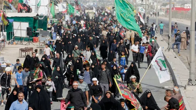 زوار شيعة متجهين إلى كربلاء