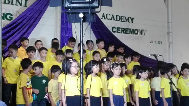 အဂ်လိပ် ဘာသာစကားတက်လို မှု ကြောင့်မဟုတ် ပဲပြုစုပျိုးထောင်တဲ့ ပုံစံကွာတာကြောင့်မိဘတွေနိုင်ငံတကာကျောင်းတွေကိုထားကြတာလို့လည်းပြောပါတယ်။