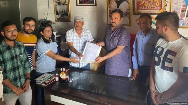 ਜੀਂਦ ਦੇ ਵਿਧਾਇਕ ਨੂੰ ਯੂਕਰੇਨ ਤੋਂ ਪਰਤੇ ਵਿਦਿਆਰਥੀਆਂ ਦੀ ਮਦਦ ਕਰਨ ਦਾ ਮੈਮੋਰੰਡਕ ਸੌਂਪਦੇ ਹੋਓ ਮਯੰਕ ਗੋਇਕ (ਸੱਜਿਓਂ ਪਹਿਲੇ)