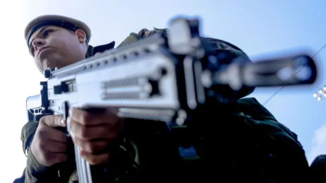 soldado con un arma de asalto