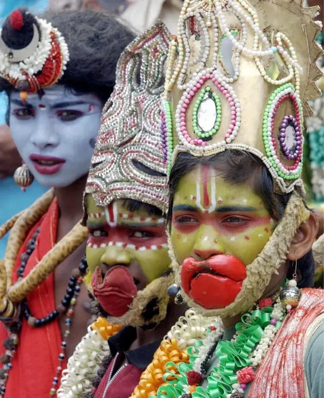 హిందూ దేవతల వేష ధారణలో యువత