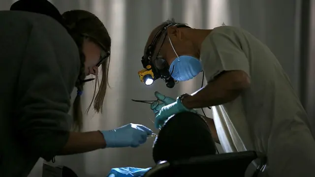 مريض يخضع لعلاج الأسنان