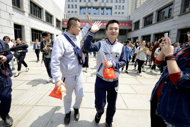 孙文麟(图右)与他的男朋友胡明亮