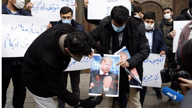 студенты в Тегеране жгут портеты Трампа и Байдена