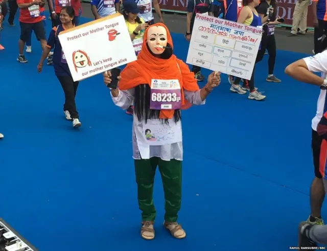 मातृभाषा जपा असा संदेश देणारी धावपटू.