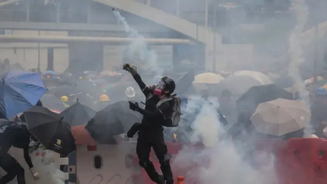 протестующий в дыму