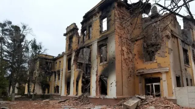 ইউক্রেনের দ্বিতীয় বৃহত্তম শহর খারকিভের একটি বিধ্বস্ত স্কুল ভবন।