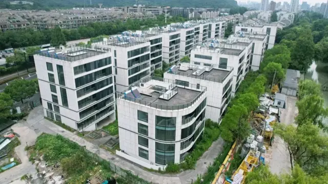 Photo 2. တရုတ်ပြည်တွင်း အိမ်သစ်ရောင်းချမှုတွေထဲမှာ ၇၀ ကနေ ၈၀ ရာခိုင်နှုန်းလောက်အထိက ဆောက်လို့မပြီးခင် ကြိုတင်ရောင်းချတာတွေ ဖြစ်