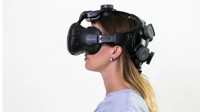 Mulher usando headset da Neurable