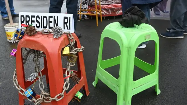 இந்தோனீஷியா ஜகார்தாவில் தேவாலயங்கள் மூடப்பட்டதற்கு எதிர்ப்பு தெரிவிக்கும் விதமாக நாற்காலிக்கு பூட்டிட்டு கிறிஸ்துமஸ் கொண்டாடப்பட்டது.