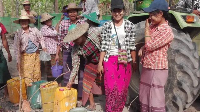 တိရစ္ဆာန်ငယ်လေးတွေ ရေပြတ်လပ်လို့ မင်းကင်းမြို့နယ် ကျောက်ပန်းကုန်းရွာက ဒေသခံတချို့ စုပေါင်းပြီး ရေသွား တိုက် ကြပါတယ်