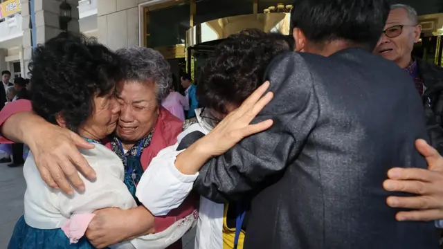 북측 유재숙(79) 할머니가 남측 사촌동생 유애숙(72)씨 등과 작별 인사를 나누며 눈물을 흘리고 있다